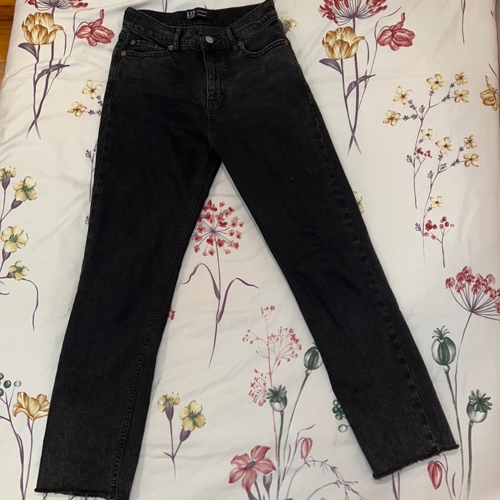 Straight cut denim jeans in distressed black